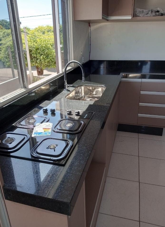 Cozinha com bancada de granito e cuba inox